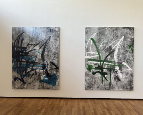 Ausstellungsansicht, Gregor Hildebrandt, "Abbé Faria" (links) und "Edmond Dantes", Foto: Bülent Gündüz, © VG Bild-Kunst, Bonn 2023