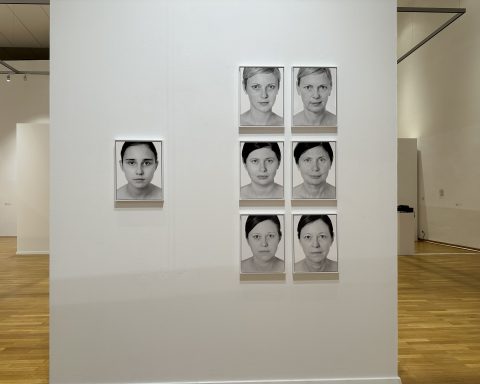 Jutta Schmidt, Ausstellungsansicht der Serie "Schwestern", Foto: Bülent Gündüz