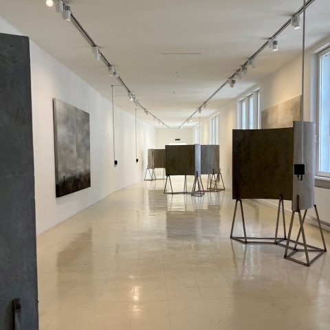 Christiane Wien, stream [5 reflectors], Ausstellungsansicht, 5-Kanal-Sound-Installation mit 5 Halfpipe-Reflektoren (je ca. 100 x 200 cm) aus unarmiertem Beton, Unterbauten aus Edelstahl, fünf Ultraschall-Richtlautsprecher, 2023